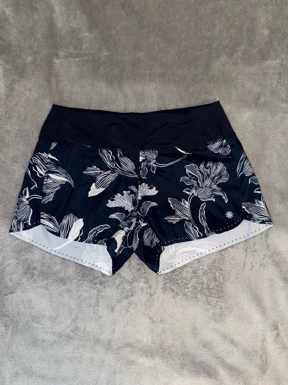 Athleta Laser Cut Running Shorts Floral Navy Blue and White Women’s Size Small